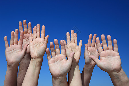 举起手来手指身体一部分手掌欢呼音乐节水平人类自由蓝天背景图片