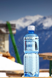 山区水冻结茶点瓶子太阳塑料生活阳光冰川苏打天空图片