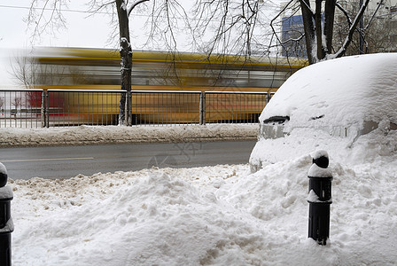 暴风雨从雪中冲过 横扫街道和汽车图片