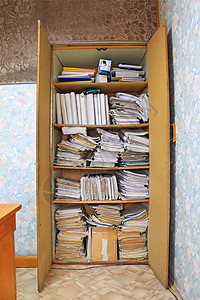 旧衣柜中的商业文件文档团体工作菜单车厢书架架子家具文书档案图片