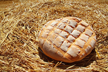 金麦草上圆面包包太阳乡村农民食物烘烤大麦场地土壤谷物日落图片