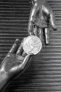 未来机器人手中的银欧元硬币金融合金金属交换商业银行业收益宝藏手指展示图片