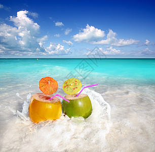 热带海滩水滴中的椰子鸡尾酒汁海洋波浪蓝色支撑天堂果汁地平线天空装饰品假期图片