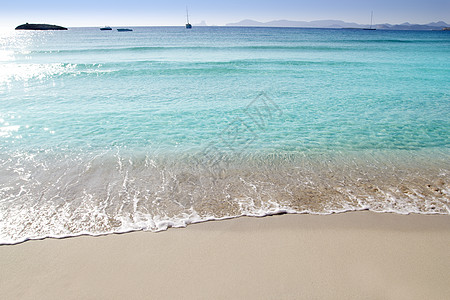 地平线Illetas海滩的锚船支撑海景旅行天堂蓝色晴天泡沫波浪地标海岸图片