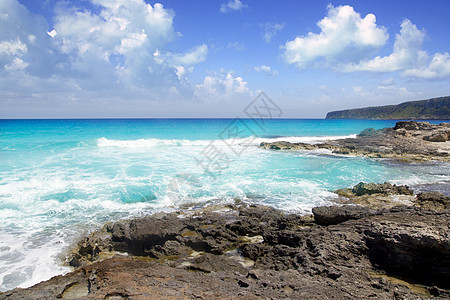 北边岩礁海岸的海平面阳光天空海岸线地标蓝色泡沫假期海洋天堂石头图片