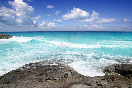 北边岩礁海岸的海平面天堂海景蓝色假期旅行阳光泡沫晴天岩石海岸线图片