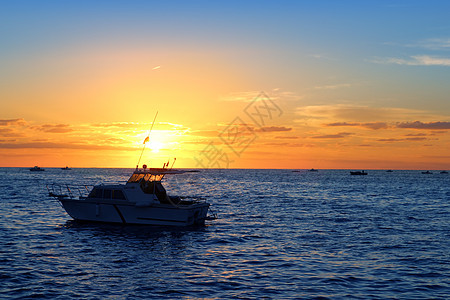 蓝海橙色天空 太阳升起渔船图片
