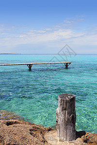 石绿海木甲甲板码头蓝色海岸假期旅行岩石小女孩天空岛屿树干海滩图片