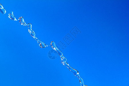 蓝色天空背景的水喷洒液体气泡波纹温泉活力运动青色飞溅环境宏观图片