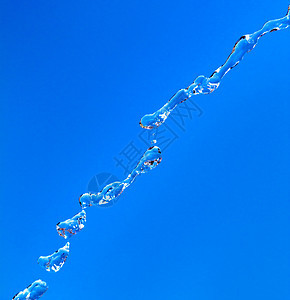蓝色天空背景的水喷洒液体涟漪飞溅环境气泡活力运动波纹速度温泉图片