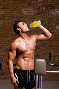 运动饮料健身房的肌肉男放松了节能饮料健美瓶子讲师拉丁肌肉身体运动员运动锻炼男人背景