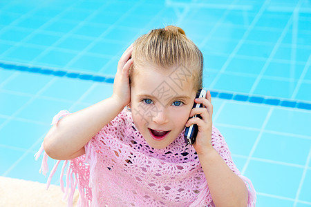 金发女孩小金发女孩说手机学校幸福说话技术电话女性蓝色眼睛手势快乐图片