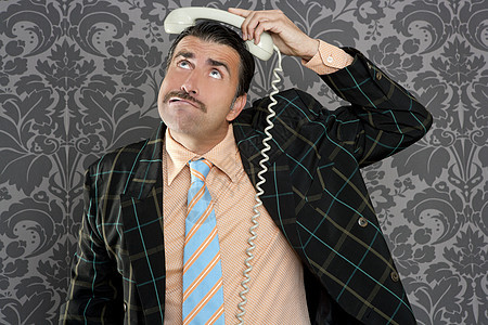 Nerd 害怕表达表达的商务人士电话手势思考胡子人士男人商务套装领带推销员先生图片