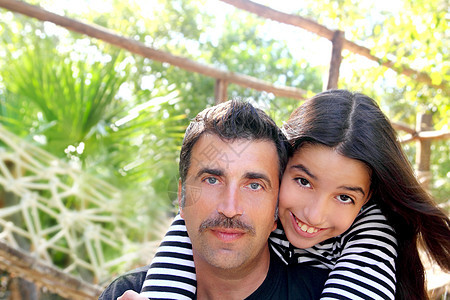 西西语拉丁语 父亲和未成年女儿拥抱公园图片