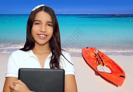 持有笔记本电脑的黑人少年学生快乐休息皮艇青春期女性海滩青少年假期学校技术图片
