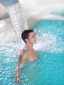 水下瀑布喷射绿松石保健治疗水池幸福假期游泳男性浴缸福利男人图片