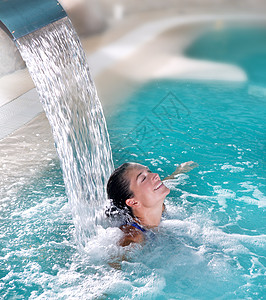 水疗妇女瀑布喷气式飞机闲暇假期福利肩膀温泉游泳喷射治疗成人微笑图片
