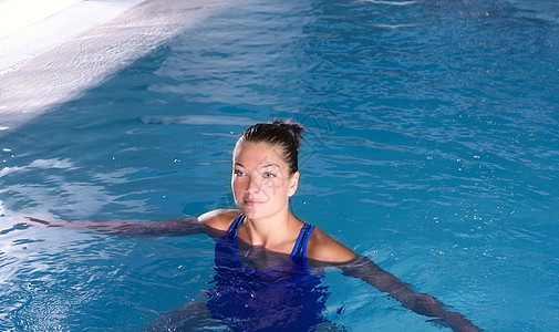 蓝色泳池 美丽的女子在水中游泳图片