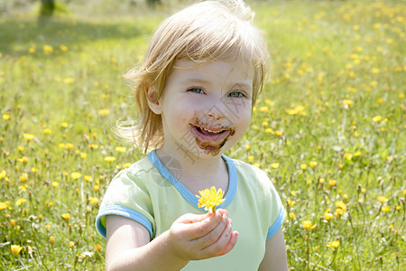 可爱的小女孩 吃巧克力的小姑娘微笑女孩喜悦生日女儿童年甜点食物美丽花朵图片