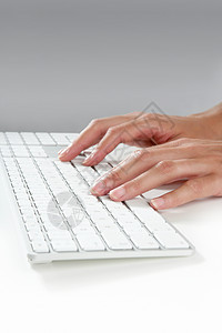 妇女用手打键盘笔记本运动技术手指秘书电脑工人钥匙办公室控制图片