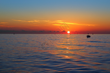 海景日出 蓝海中第一个太阳橙色晴天阳光金子日落反射天堂地平线海洋蓝色戏剧性图片