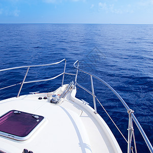 在地中海蓝海航行的船首甲板血管娱乐旅游乐趣自由奢华蓝色天空巡航图片