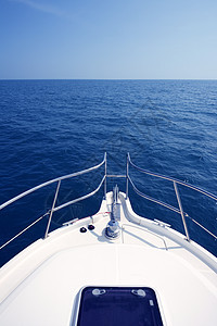 从游艇游艇船首看到蓝色海洋海景娱乐甲板地平线奢华旅行运输自由运动血管巡航图片