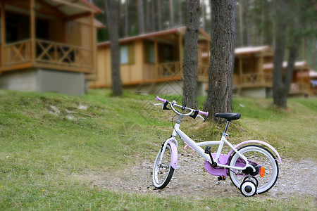 木屋山的Chidren粉红色自行车图片