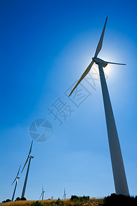 蓝色天空中连续排行的风车气氛翅膀日落绿色生态技术金属电机环境白色图片