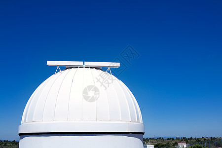 蓝色天空中的天文观测穹顶望远镜宇宙技术监视学习勘探镜片圆顶天体博物馆图片