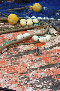 专门处理渔网船木甲板漂浮码头尼龙钓鱼齿轮渔民浮标绳索甲板商业图片