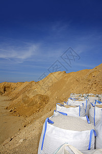 沙袋白色大袋沙袋采石场工业季节建筑安全土地地面地球预防蓝色团体图片