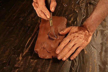 从事手工艺的红粘土水壶陶瓷黏土爱好手指手工艺术家陶器工艺文化图片