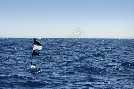 悬挂渔民延绳旗的蓝海图片