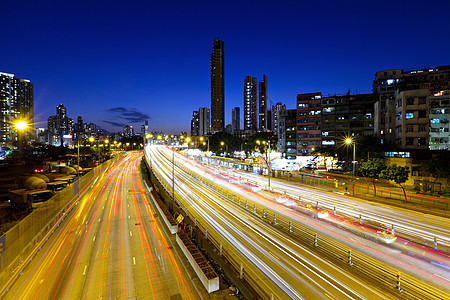 夜间的城市摩天大楼天际运动天空地标公共汽车运输商业驾驶市中心图片