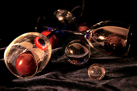 水晶和玻璃球都有梅子的玻璃杯图片