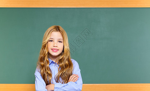 绿色学校黑板上的女学生女孩学生乐趣蓝色头发冒充思维喜悦童年衬衫微笑图片