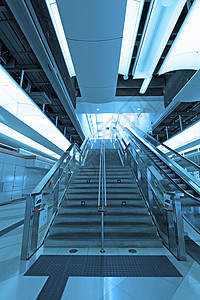 火车站的楼梯商业自动扶梯运动速度蓝色车站城市脚步运输购物中心图片