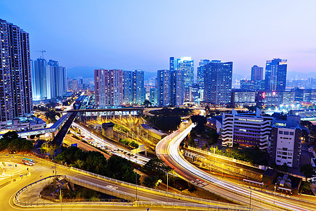夜间现代城市天空运输旅行地标运动交通驾驶场景市中心建筑图片