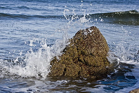 小岩石在海浪中图片