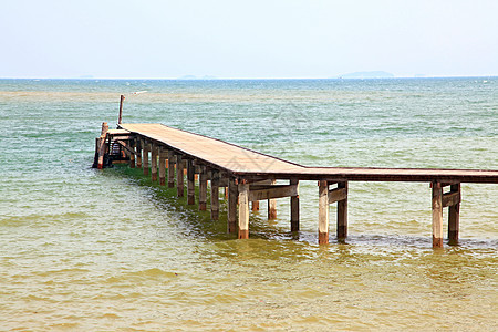 泰国热带天堂沙滩海的木造码头地貌景观图片