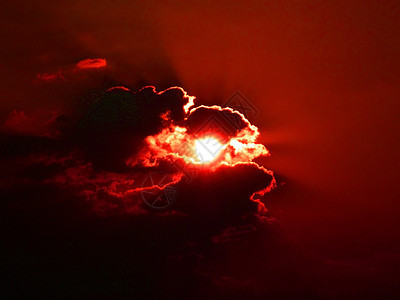 日出在阴云的天空中图片