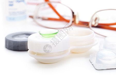 封闭有溶液的容器中的绿色隐形眼镜脆弱性贮存护理光学液体近视镜片角膜药品眼科图片