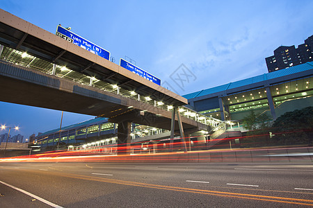 香港高速公路沿线的交通情况运动市中心城市摩天大楼街道戏剧性辉光公共汽车天空运输图片