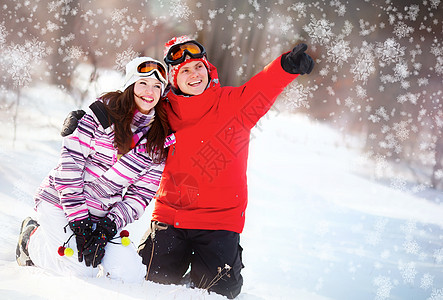 冬季公园的女童和男童女性面具男生女士头发黑发微笑喜悦女孩帽子图片