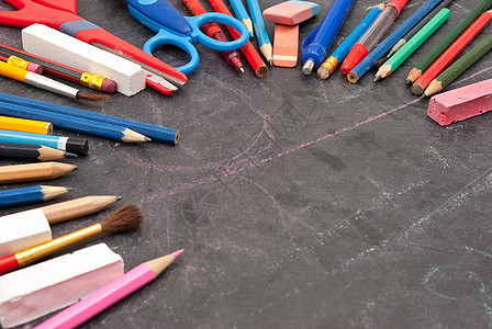 带有学校工具的纸板剪刀学期白色学生橡皮铅笔幼儿园粉笔课堂红色图片