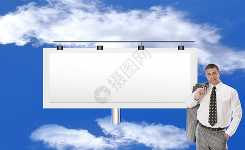 成功的商务人士反对一个广告委员会 和明亮的蓝云天空的成功商务人士展示生意人促销商业经理木板商务海报盒子屏幕图片