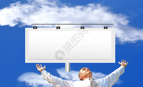 成功的商务人士反对一个广告委员会 和明亮的蓝云天空的成功商务人士人士控制板促销商业广告牌空气经理男人展示帆布图片