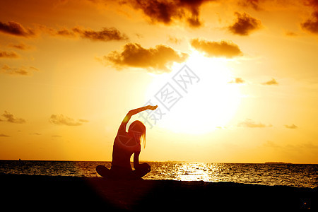 日落瑜伽妇女女性女孩海洋海岸旅行冥想天堂温泉身体运动图片