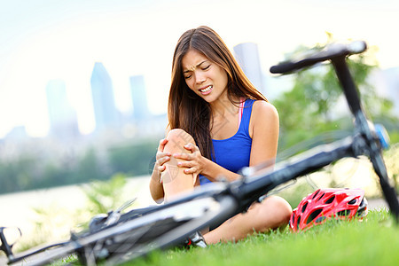 膝腿痛自行车受伤妇女图片
